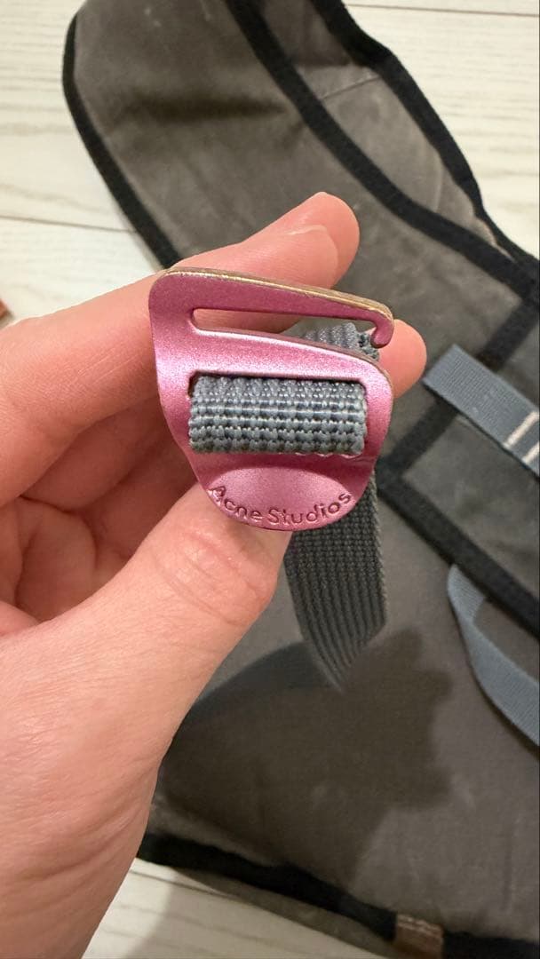 acne studios スリングバッグ　ダークグレー