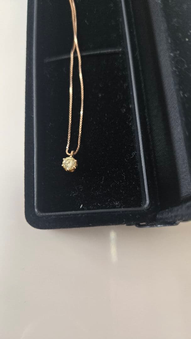 プチダイヤモンドネックレスとBVLGARIストラップ