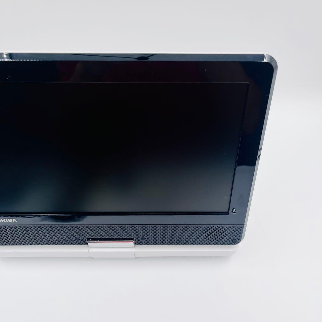 【美品】TOSHIBA ポータブルDVDプレーヤー SD-P1010S レグザ