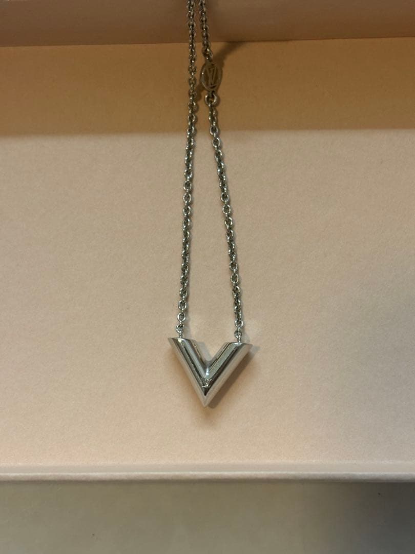 Louis Vuitton エセンシャルV ネックレス シルバー