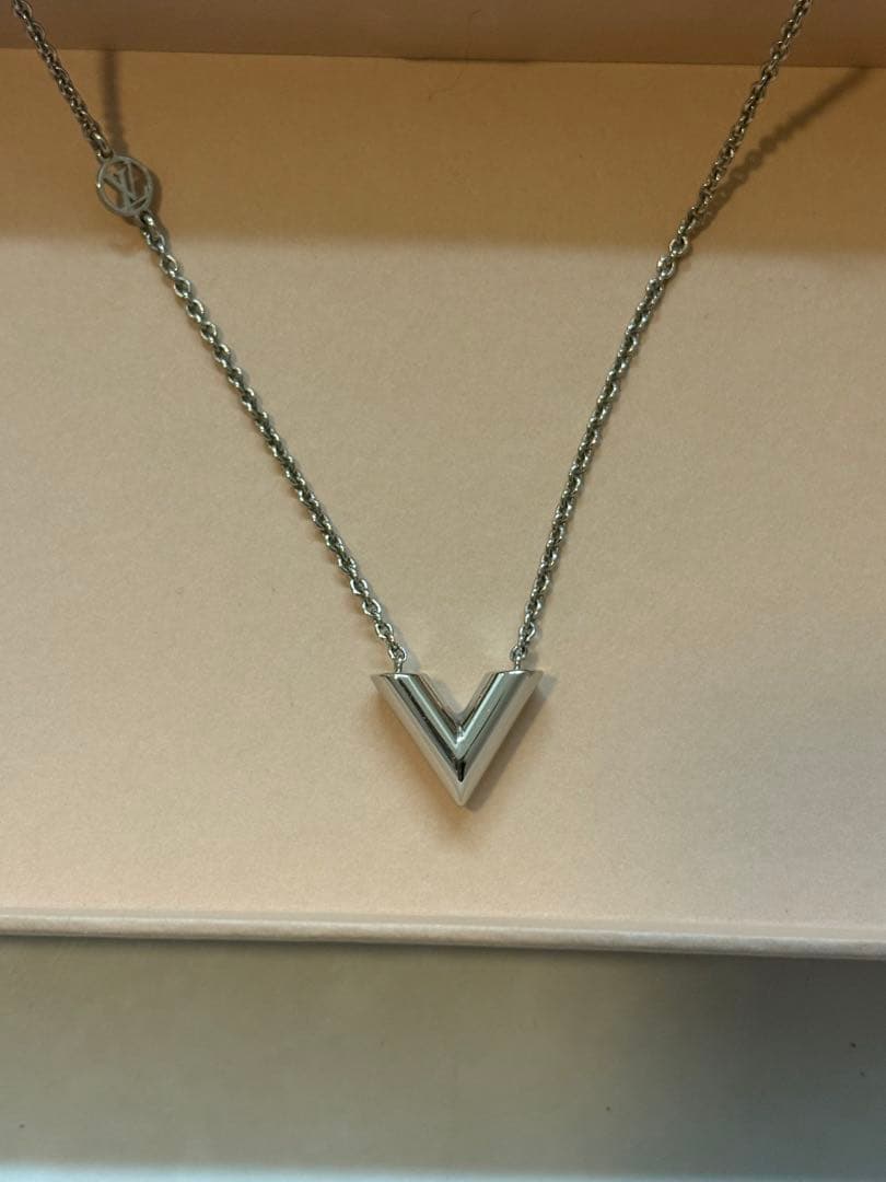 Louis Vuitton エセンシャルV ネックレス シルバー
