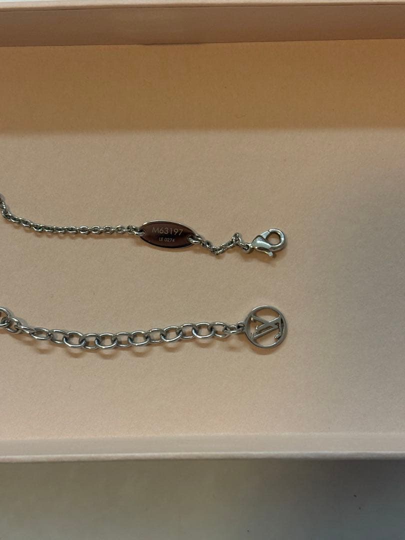 Louis Vuitton エセンシャルV ネックレス シルバー