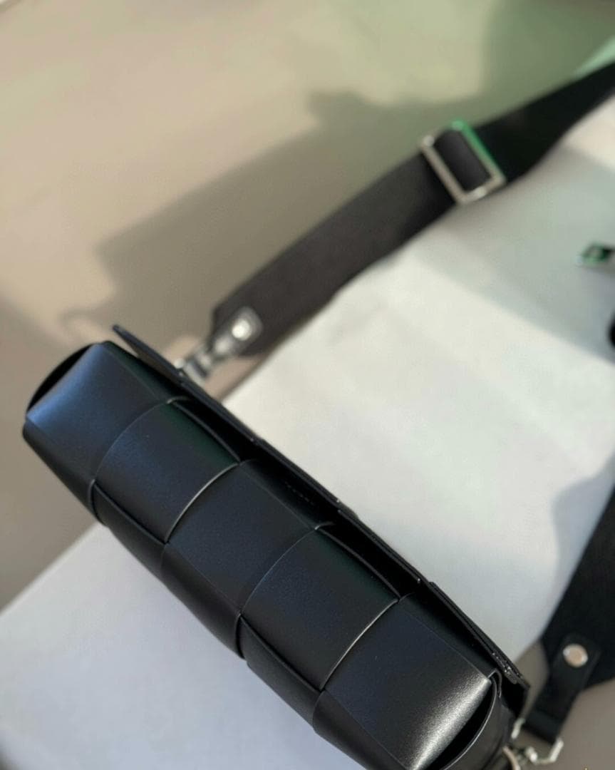 美品男女兼用BVブラック 編み込みデザイン ショルダーバッグ