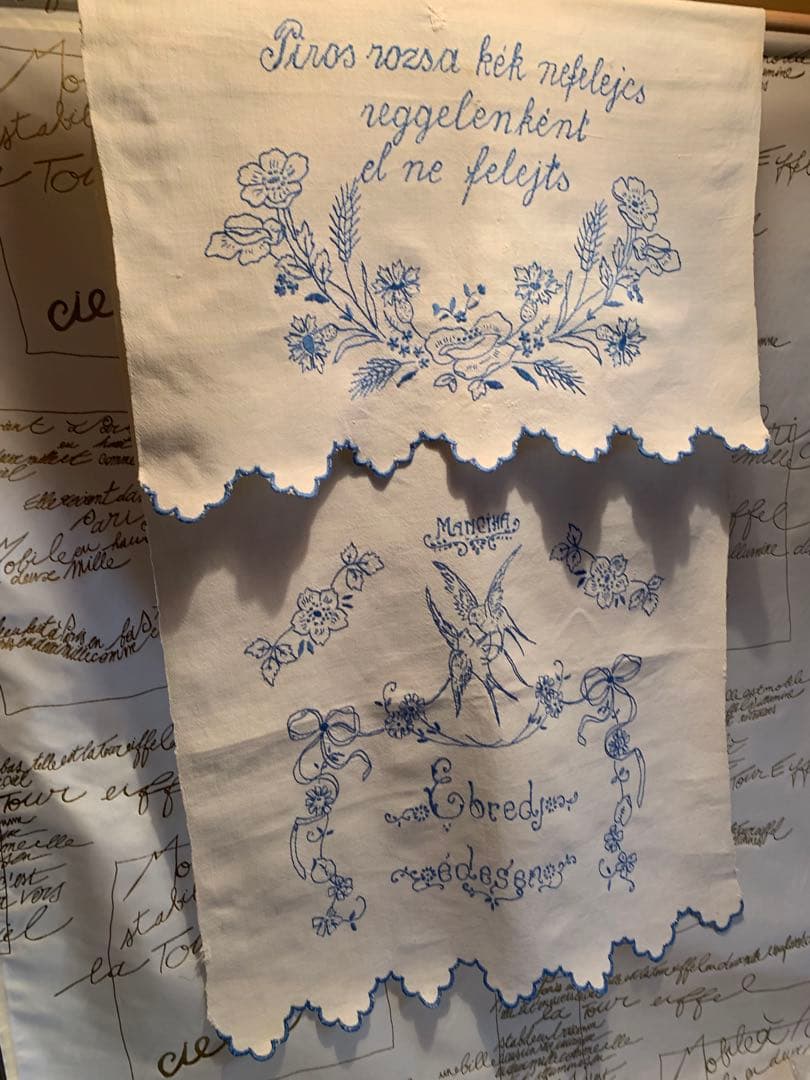 フランスアンティーク　可愛い燕2羽とガーランドがブルーの糸で刺繍された素敵な布！