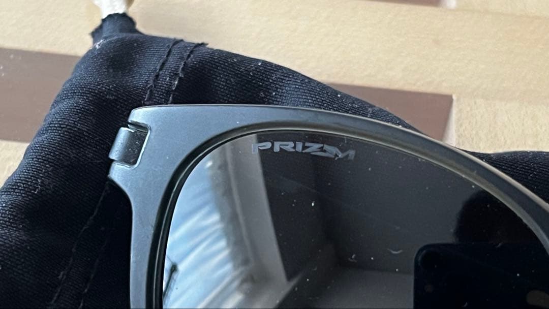 オークリー「ラッチ」プリズムレンズ&マイクロファイバーケースのおまけ付き