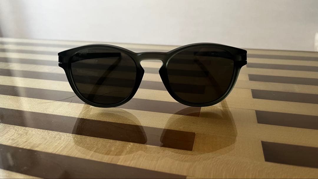 オークリー「ラッチ」プリズムレンズ&マイクロファイバーケースのおまけ付き