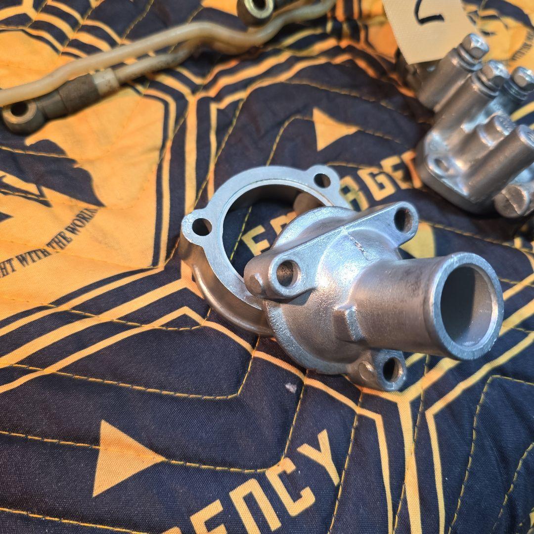 ジムニー　SJ30用　オイルポンプ、サーモスタットのハウジング　２番　ワレなし