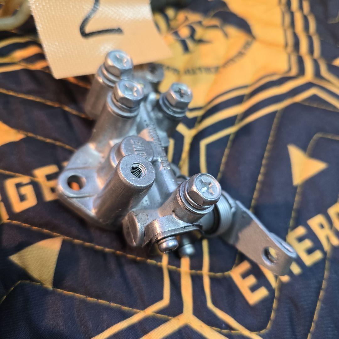 ジムニー　SJ30用　オイルポンプ、サーモスタットのハウジング　２番　ワレなし