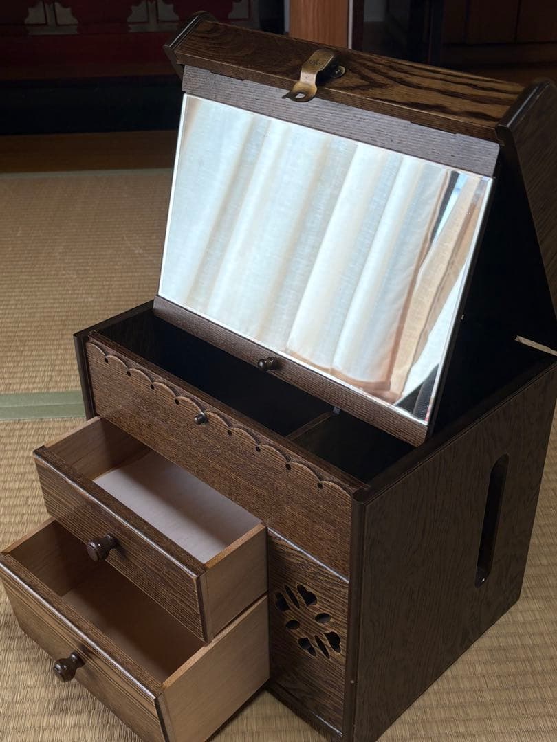 パリの雑貨屋　木製ドレッサー 収納付き