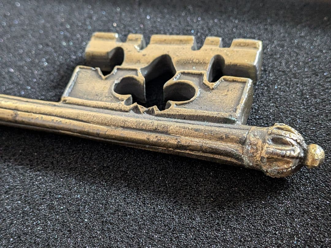 新品ベルサイユ宮殿の王室礼拝堂の鍵レプリカ　箱　ペーパーウエイト　美術館グッズ