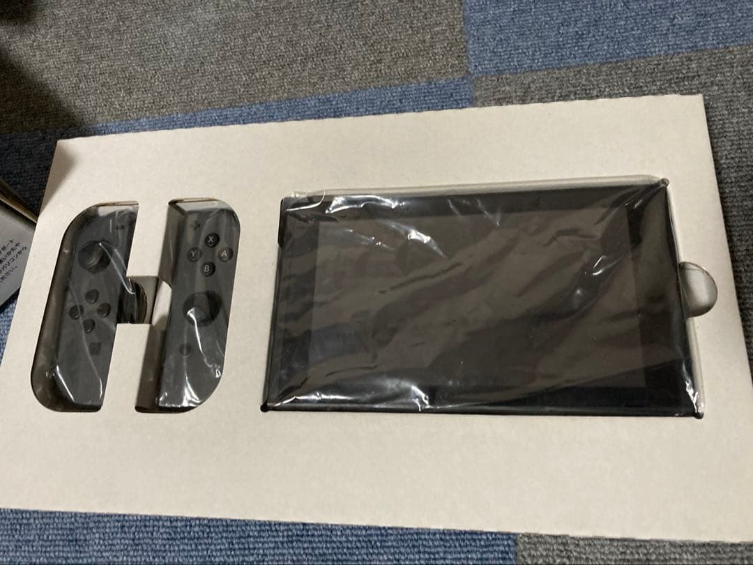 ニンテンドースイッチ　グレー本体　ジョイコン修理キット　キャリーケース付