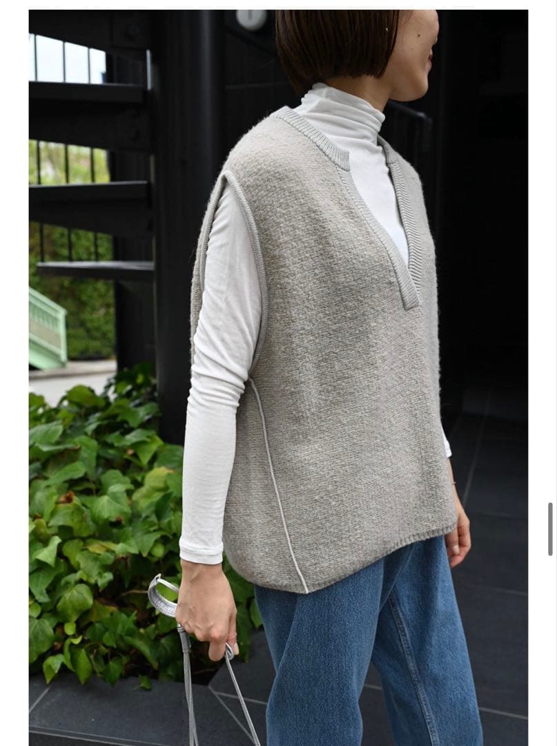アワーホーム　アルパカ混の洗えるニットベスト グレーベージュ