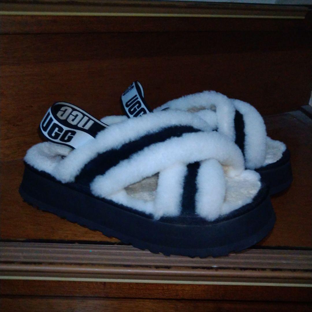 激レアUGGクロスストラップサンダル ブラック/ホワイト