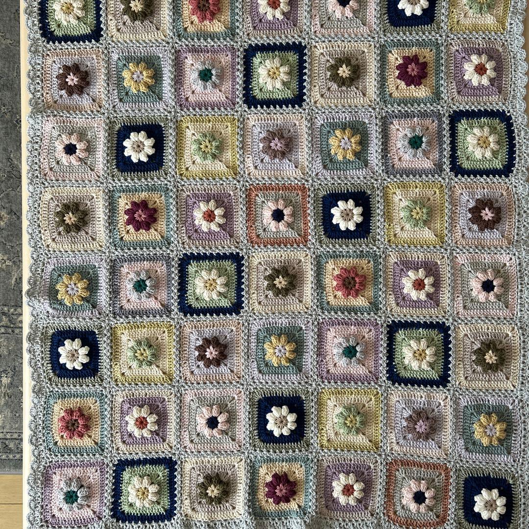ぷっくり。お花のモチーフ編み マルチカバー 手編み グラニースクエアブランケット