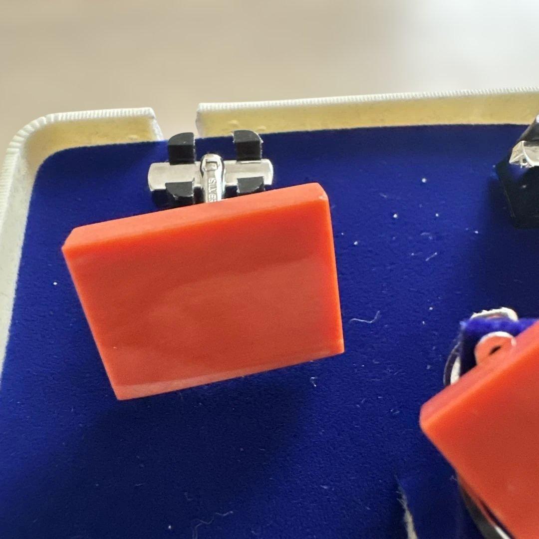 アクセサリー　珊瑚　赤珊瑚　オレンジ色のシルバー製カフスボタン