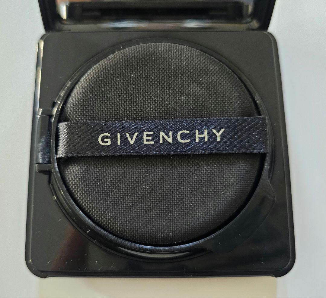Givenchy　ソワン ノワール UV コンパクト
