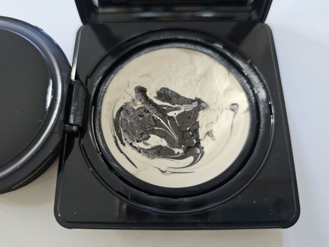 Givenchy　ソワン ノワール UV コンパクト