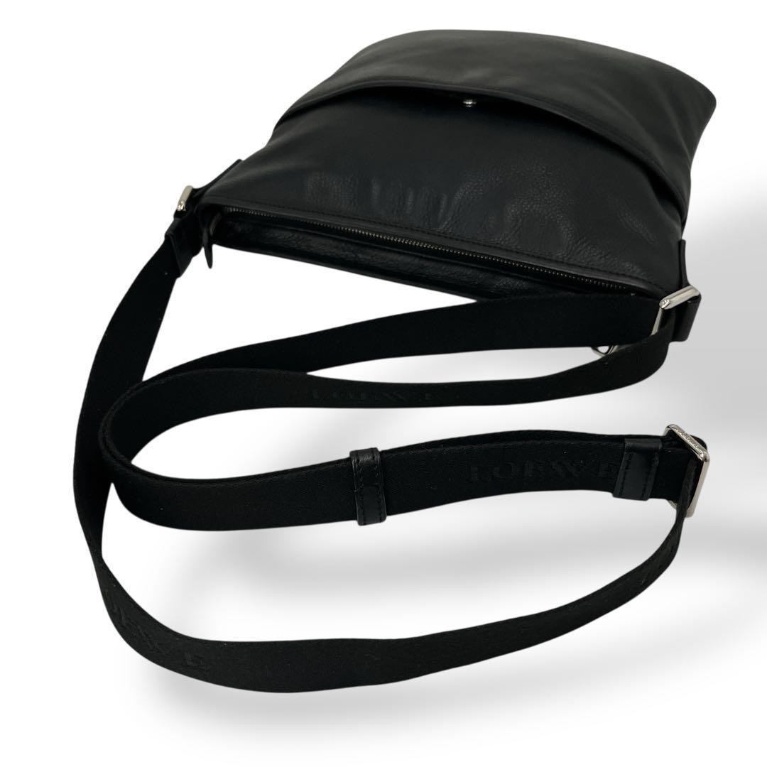 良品　ロエベ　アナグラムロゴ　サコッシュ　ショルダーバッグ　ブラック　レザー