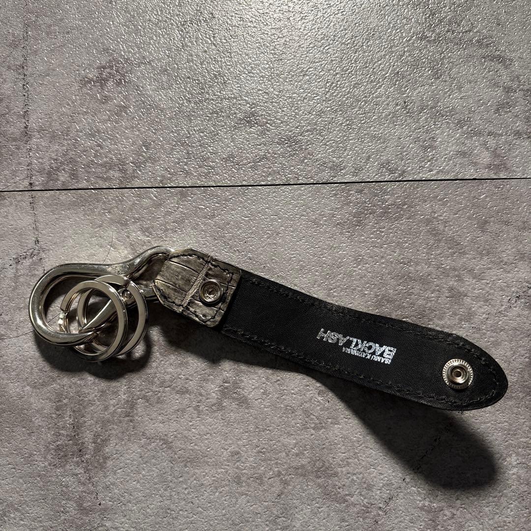 ISAMU KATAYAMA BACKLASH クロコ墨染め キーホルダー　鰐革