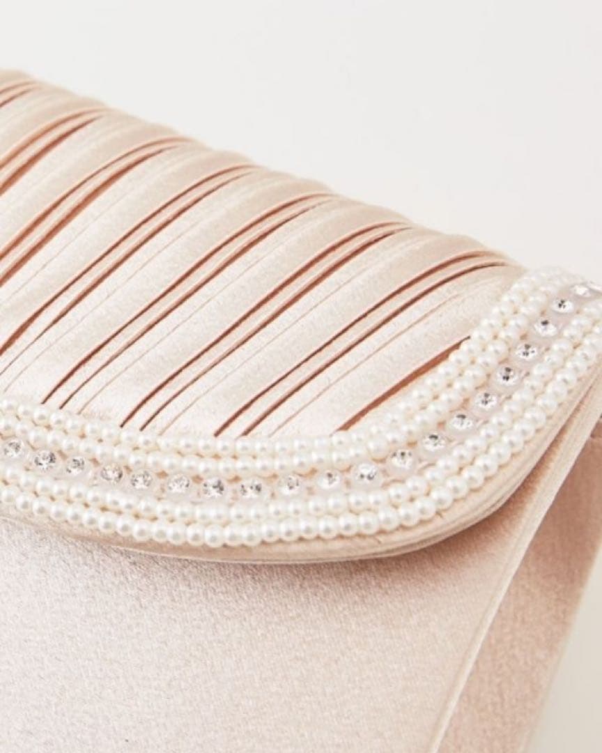 東京ソワール　ミニパールライン×プリーツデザイン　サテンフォーマルバッグ