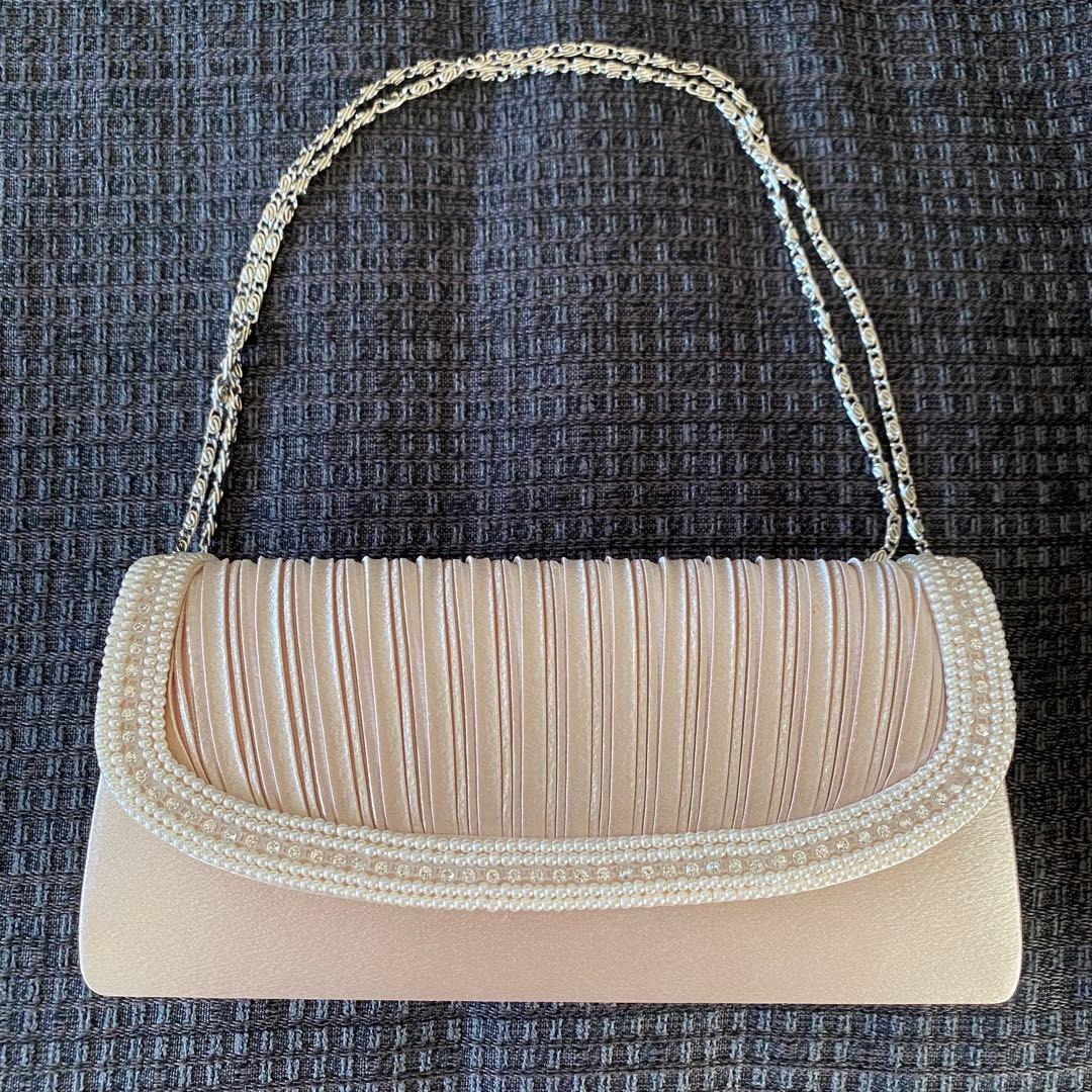 東京ソワール　ミニパールライン×プリーツデザイン　サテンフォーマルバッグ