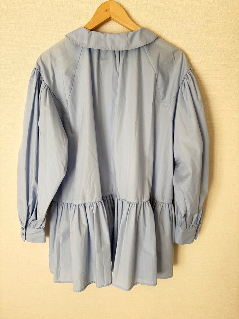 アンミヌ　ギャザーフレアブラウス（サックス）