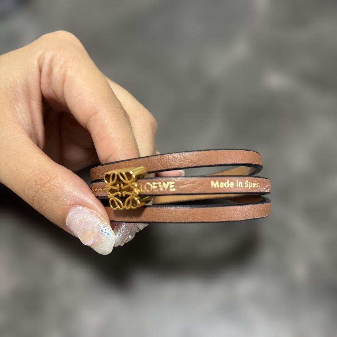 LOEWE ツイスト バングル カーフ アナグラム ブレスレット