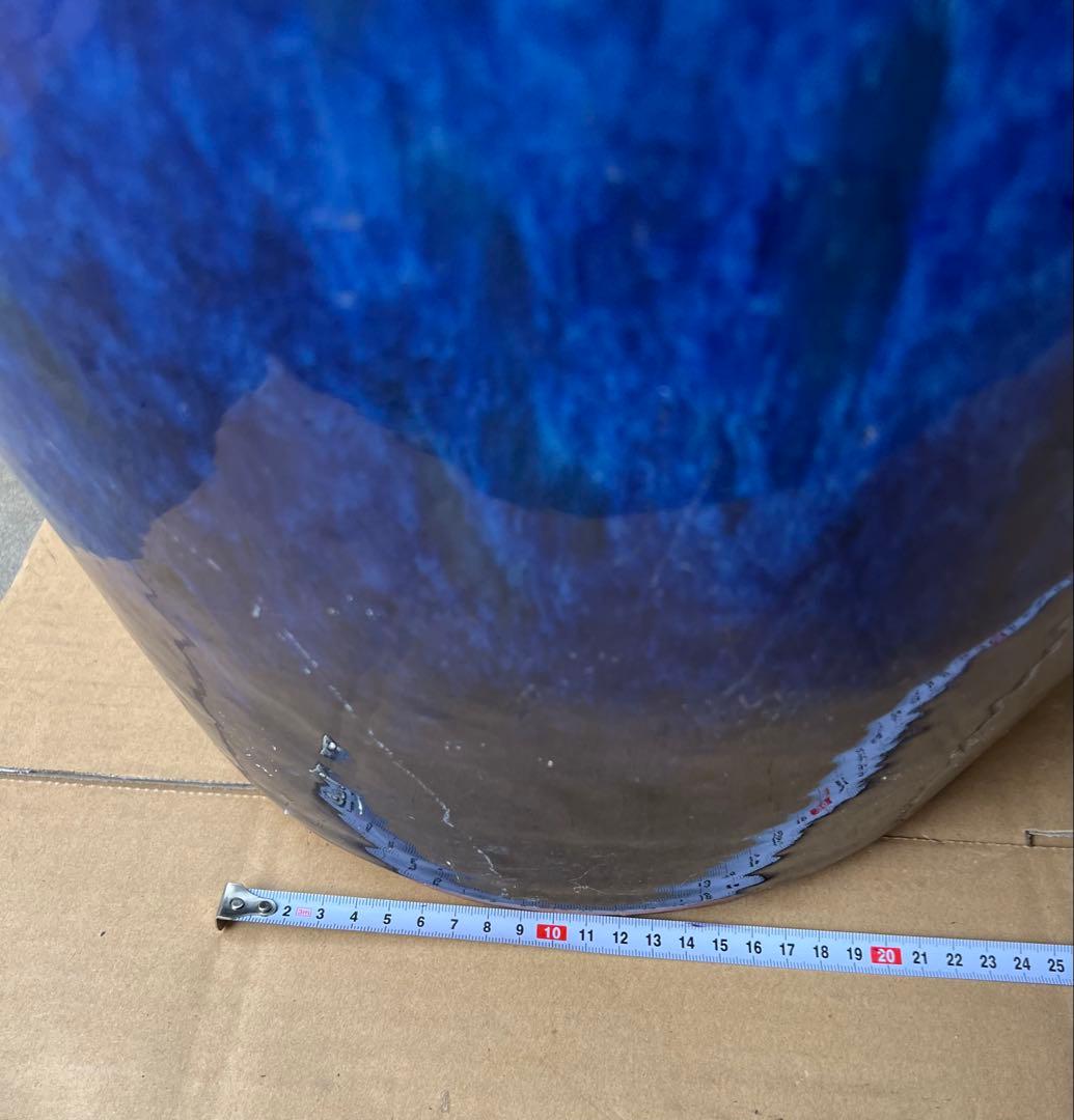 青い陶器の円筒形花瓶