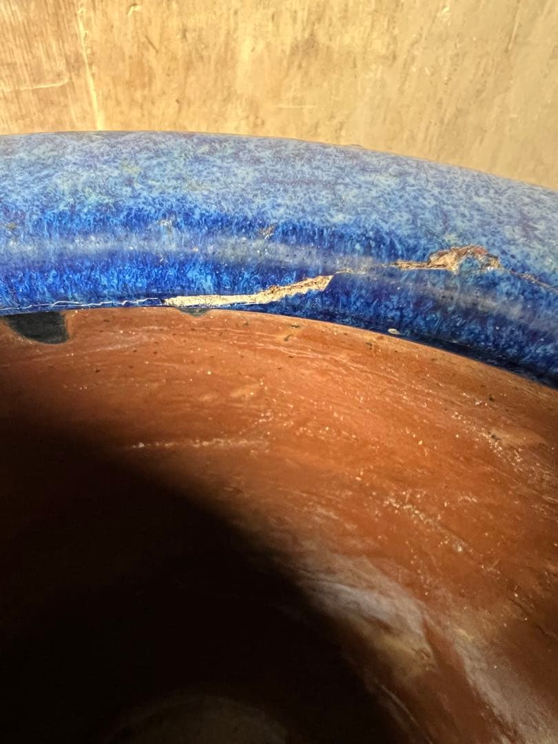 青い陶器の円筒形花瓶