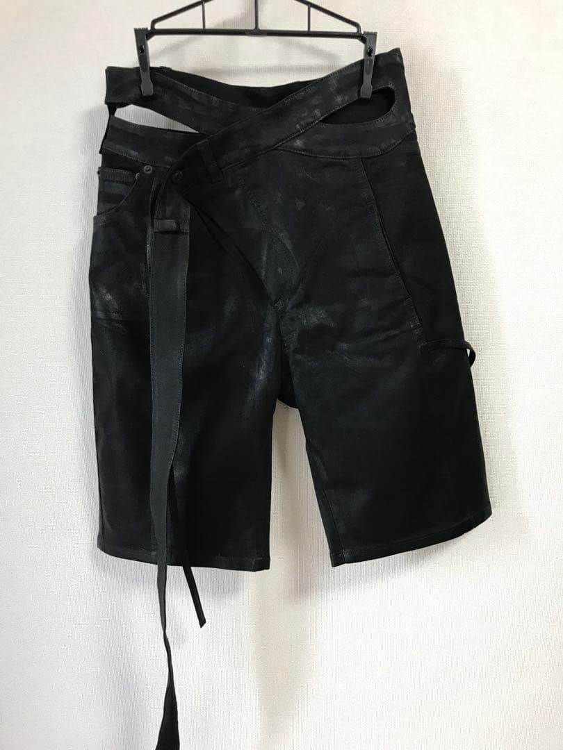 ブラックレザー風ハーフパンツ