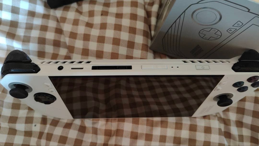 ROG Ally Z1 Extreme アクセサリー付き