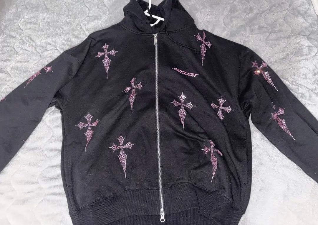 REFLEM/レフレム』クロス総柄ラインストーンZIPパーカー/黒×ピンク