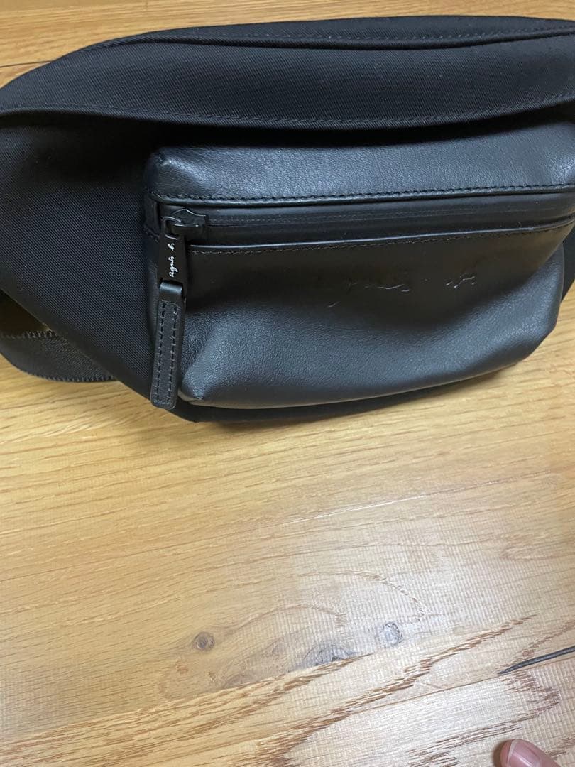 アニエスベー ボディーバッグ。
