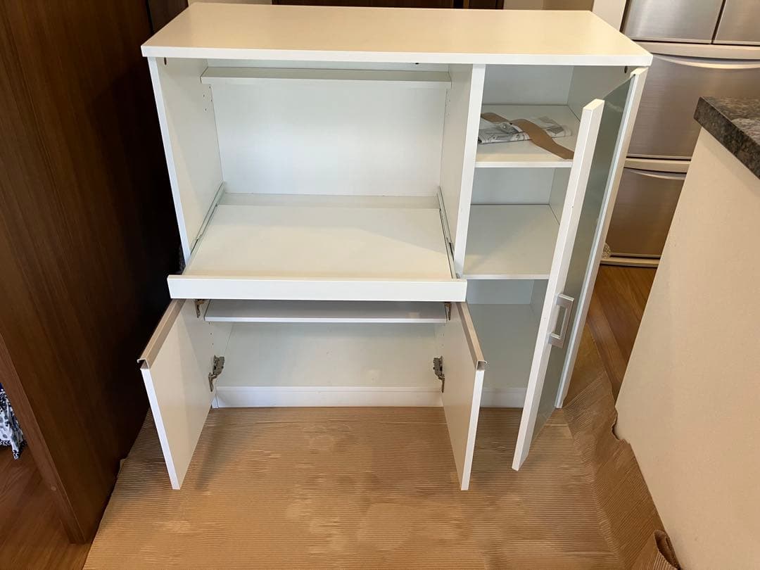 ホワイト食器棚 ガラス扉付き 中型