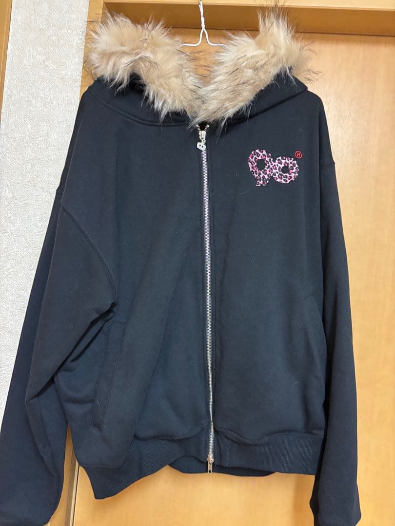 9090ファー付きブラックパーカー