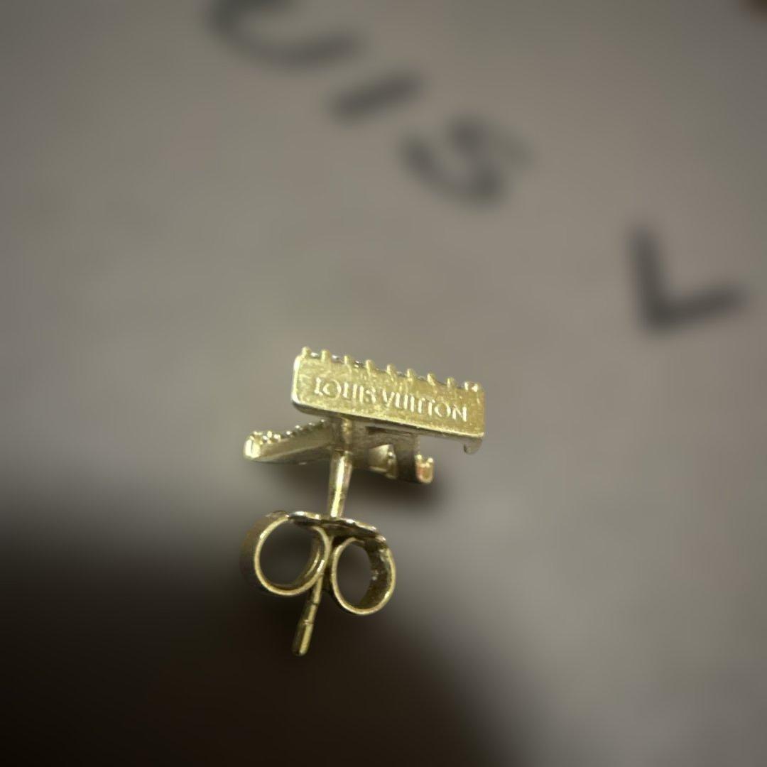 Louis Vuitton ロゴ型ピアス(片耳用)