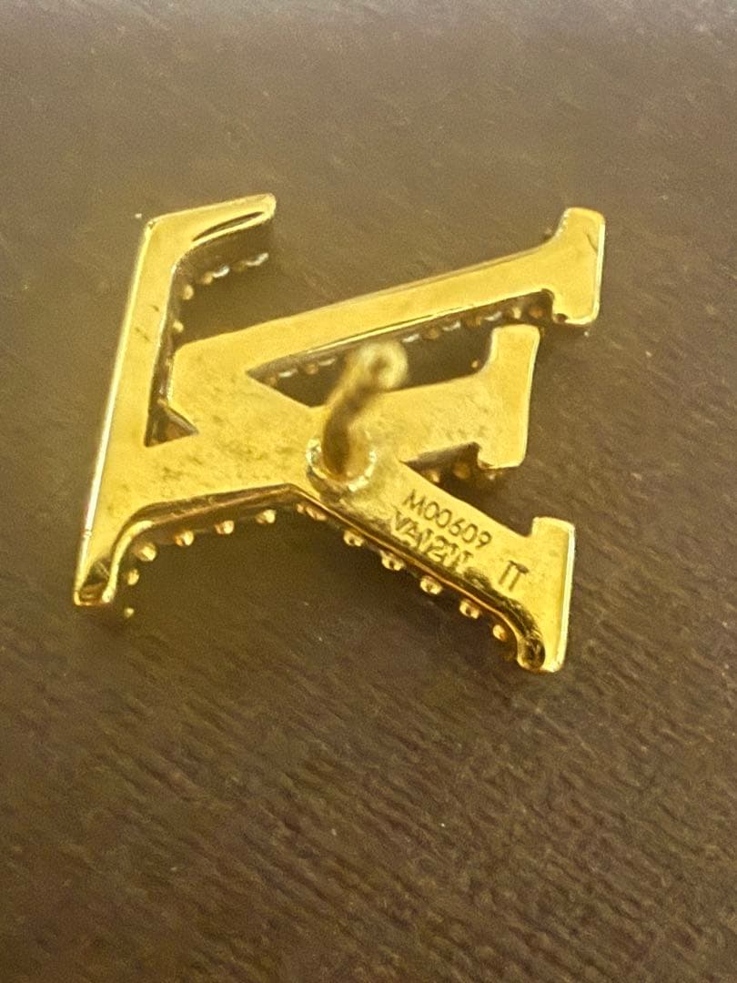 Louis Vuitton ロゴ型ピアス(片耳用)