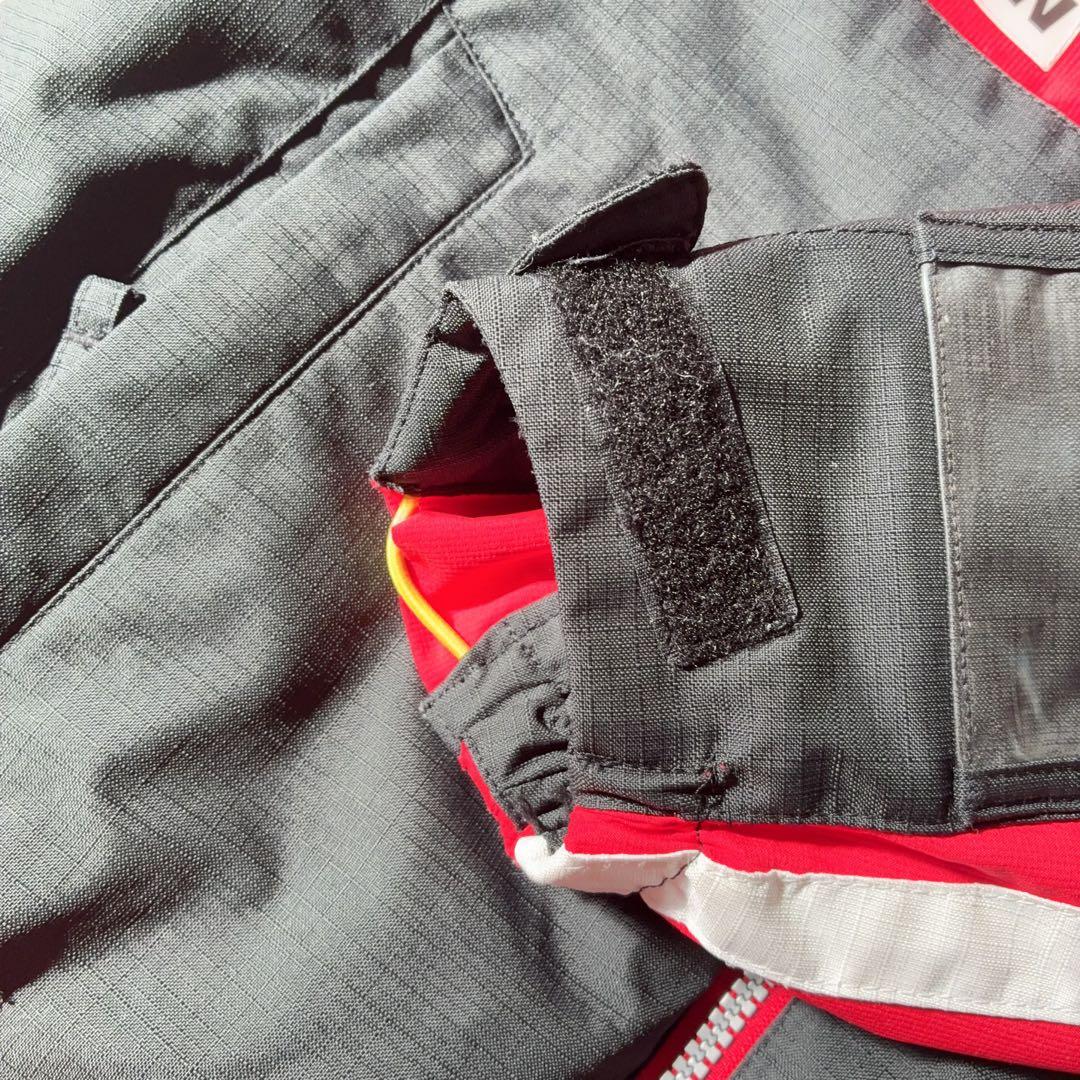 DESCENTE子ども用スキーウェア 黒/赤 フード付き