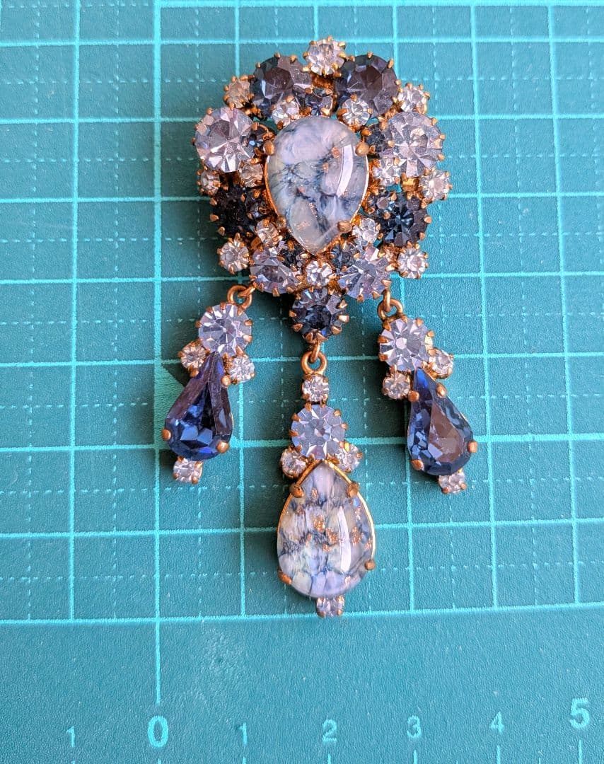 ブルー系 雫型 アートガラス ダングル ブローチ 英国ヴィンテージ