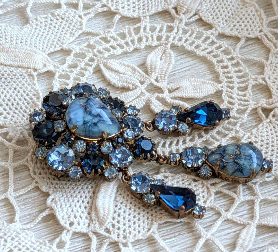 ブルー系 雫型 アートガラス ダングル ブローチ 英国ヴィンテージ