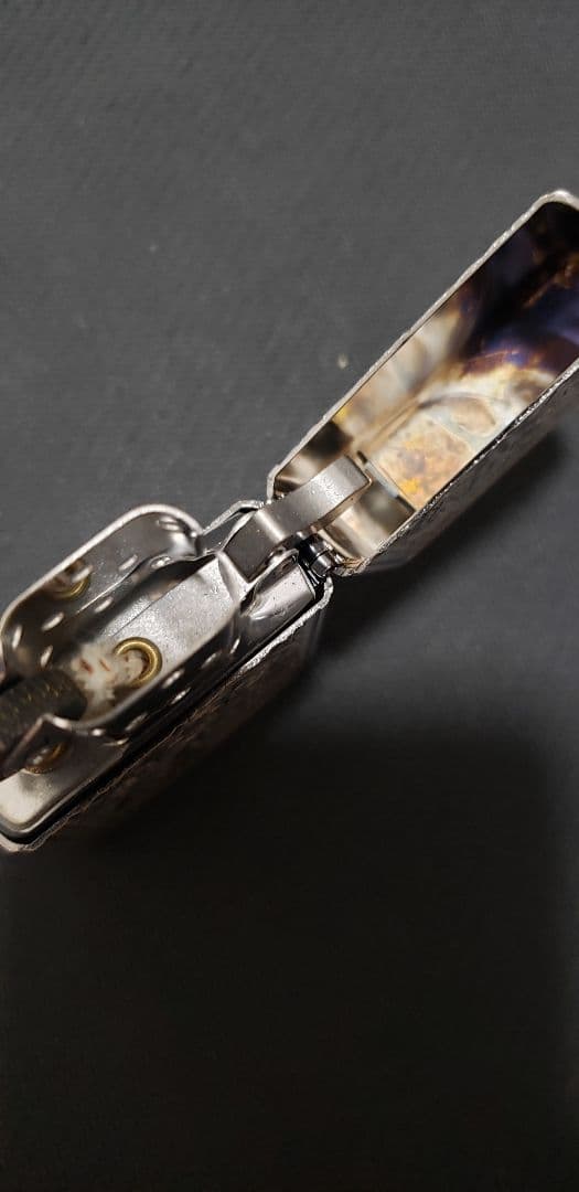 ジッポー　MAVERTEAM アーマー Zippo。5面彫刻.シャインレイカット