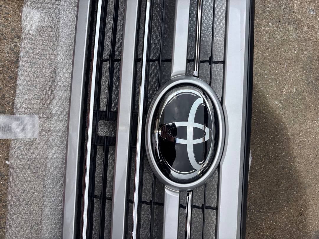 ⭐︎お買い得⭐︎ランクル300 純正グリルフロントグリル シルバー/ブラック