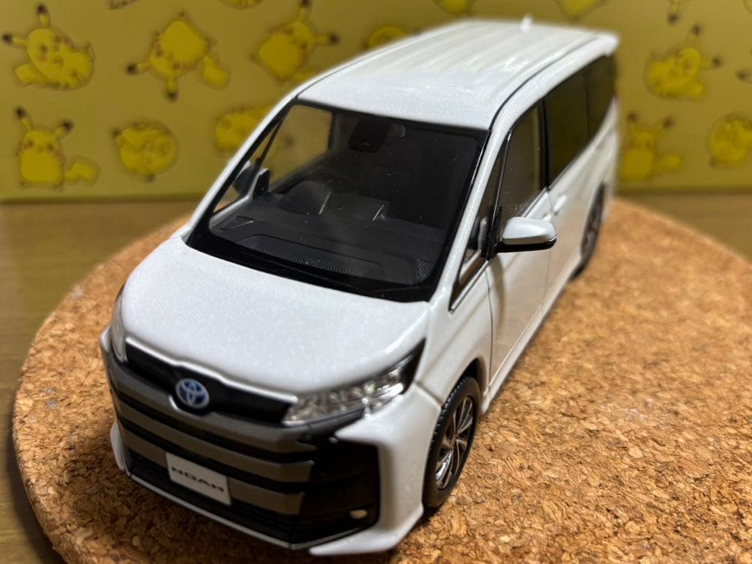 トヨタ NOAH カラーサンプル ホワイト