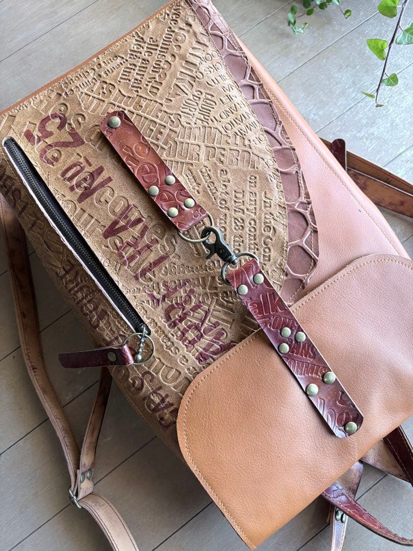 牛革キャメルの遊び心モリモリのリュック