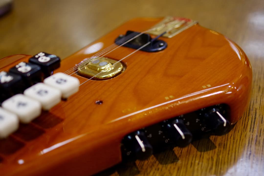 電気大正琴「こはく」ソプラノ（セミハードケース付）