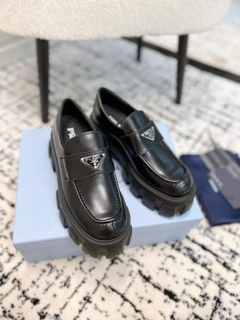 プラダ ブラックレザー ローファー