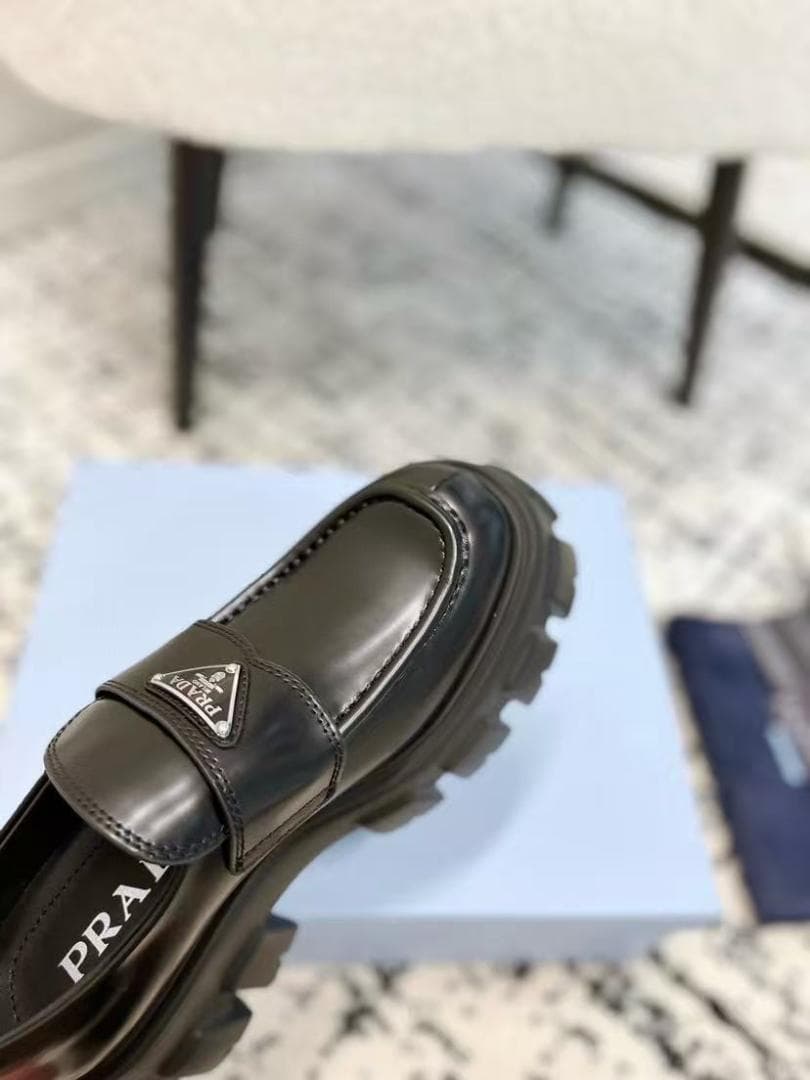 プラダ ブラックレザー ローファー