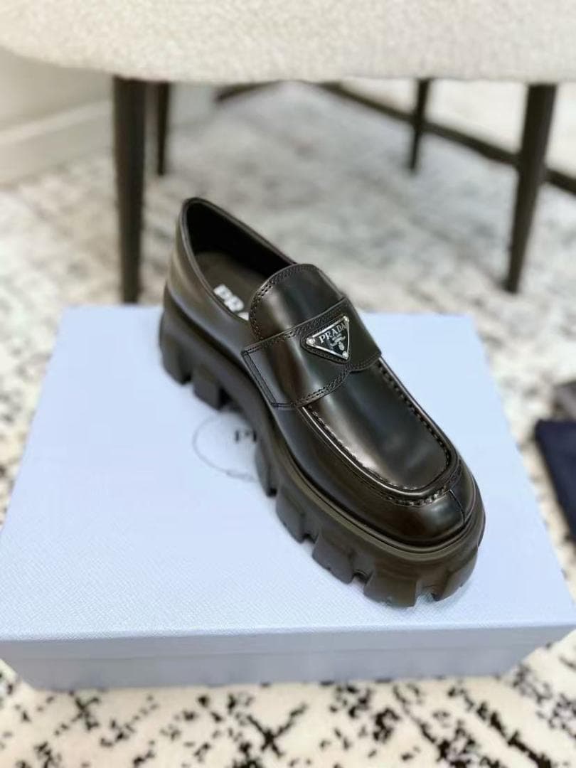 プラダ ブラックレザー ローファー