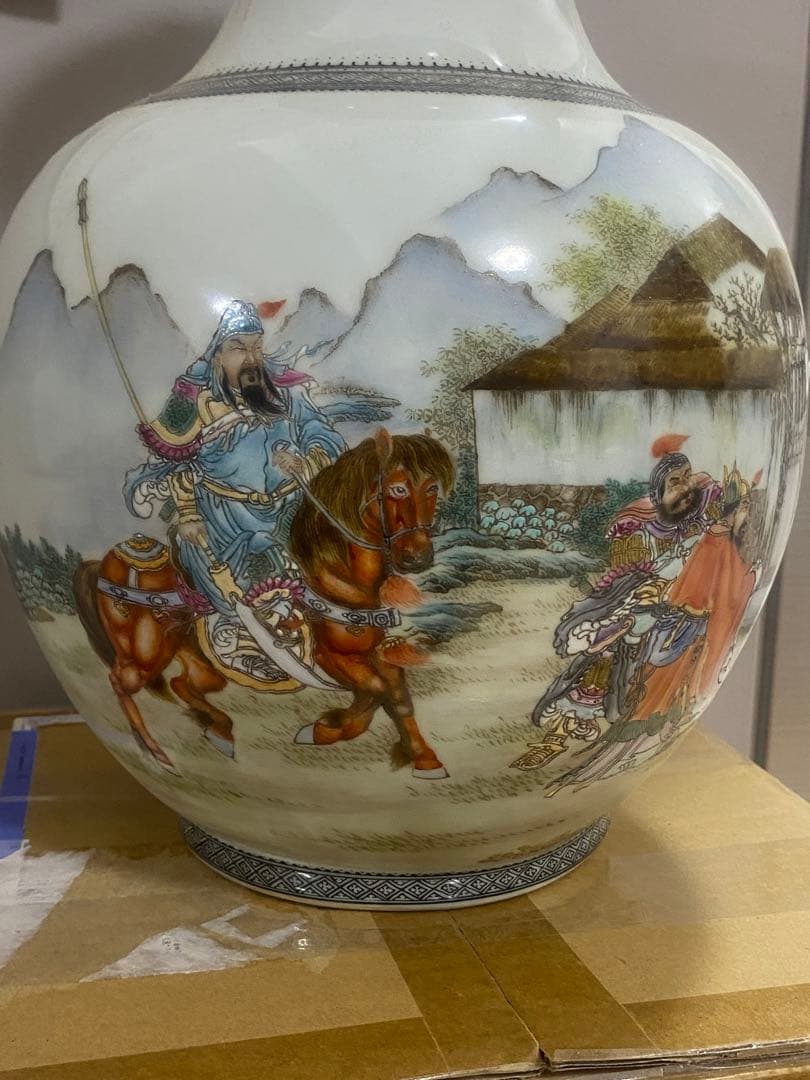 中国　景徳鎮製　雅玩珍蔵　三國誌---三顧の礼花瓶