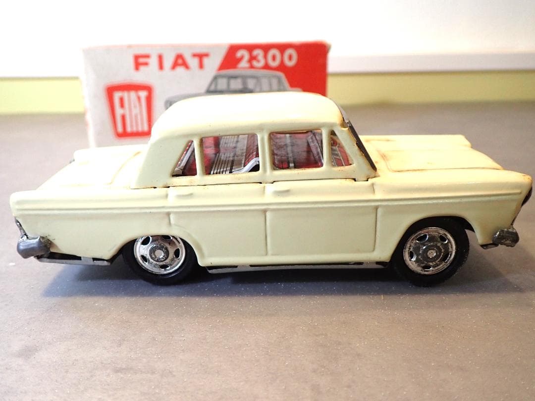 FIAT 2300 ミニカー クリーム色 箱付き ビンテージブリキカー日本製